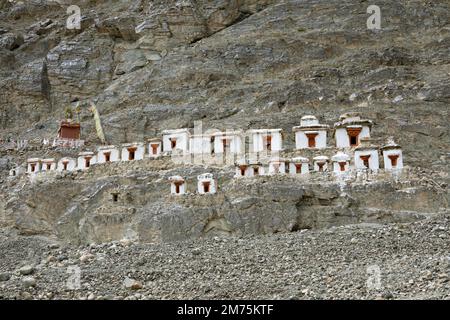 Piccolo stupa bianco sulla montagna, hunder Gompa, Leh District, Nubra Tehsil, Ladakh, India Foto Stock