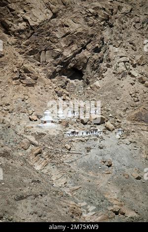 Piccolo stupa bianco sulla montagna, hunder Gompa, Leh District, Nubra Tehsil, Ladakh, India Foto Stock