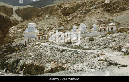 Piccolo stupa bianco sulla montagna, hunder Gompa, Leh District, Nubra Tehsil, Ladakh, India Foto Stock