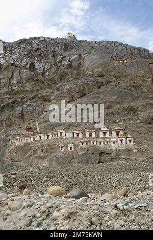 Piccolo stupa bianco sulla montagna, hunder Gompa, Leh District, Nubra Tehsil, Ladakh, India Foto Stock