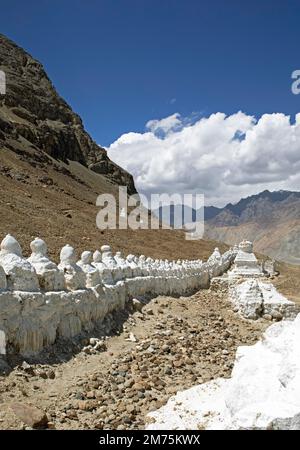 Piccolo stupa bianco sulla montagna, hunder Gompa, Leh District, Nubra Tehsil, Ladakh, India Foto Stock