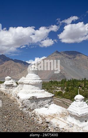 Piccolo stupa bianco sulla montagna, hunder Gompa, Leh District, Nubra Tehsil, Ladakh, India Foto Stock