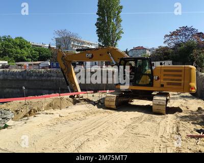 Varna, Bulgaria - 12 maggio 2022: L'escavatore scava un buco sotto la fondazione nel cantiere Foto Stock