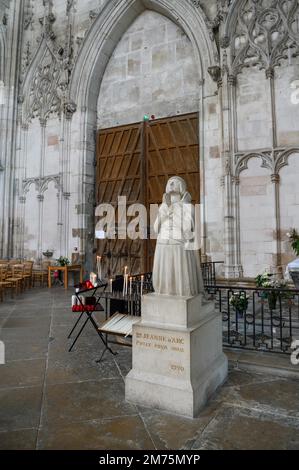 Busto di Giovanna d'Arco, eroina nazionale francese, nella Cattedrale di Saint-Etienne, Auxerre, Dipartimento Yonne, Regione Borgogna-Franche-Comte Foto Stock