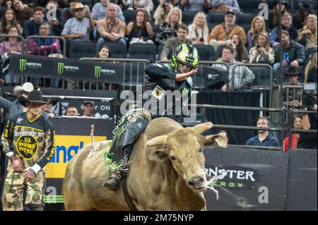 NEW YORK, NEW YORK - Gennaio 06: Jose Vitor Leme cavalca Pickle Moonshine durante l'evento Professional Bull Riders 2023 scatenate The Beast al Madison Square Garden il 6 Gennaio 2023 a New York City. Credit: Ron Adar/Alamy Live News Foto Stock