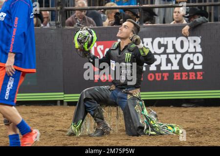 NEW YORK, NEW YORK - Gennaio 06: Jose Vitor Leme cavalca Pickle Moonshine durante l'evento Professional Bull Riders 2023 scatenate The Beast al Madison Square Garden il 6 Gennaio 2023 a New York City. Credit: Ron Adar/Alamy Live News Foto Stock