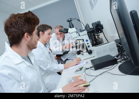 classe scientifica che utilizza apparecchiature high-tech Foto Stock