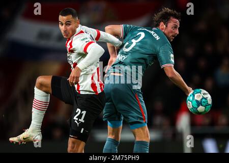 EINDHOVEN - (lr) Anwar El Ghazi di PSV Eindhoven, Bart Vriends di Sparta Rotterdam durante la partita di campionato olandese tra PSV Eindhoven e Sparta Rotterdam allo stadio Phillips il 7 gennaio 2023 a Eindhoven, Paesi Bassi. ANP JEROEN PUTMANS Foto Stock