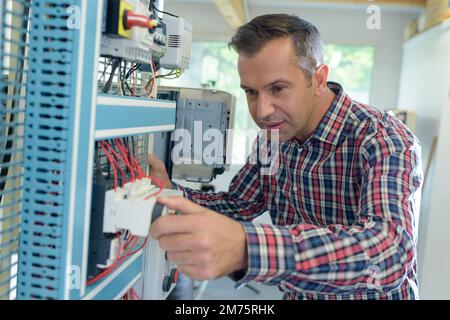 Computer repairman lavorando sulla riparazione della rete in workshop it Foto Stock