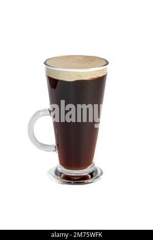 Un caffè cremoso e alto liquore alcolico con crema e in un bicchiere alto su un fondo bianco isolato con spazio copia Foto Stock