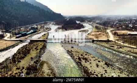 Un drone vista su un ponte su un fiume in Pahalgam, Kashmir, India con cielo nuvoloso Foto Stock