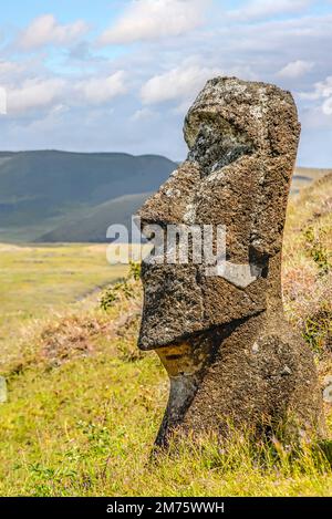 Scultura individuale Moai a Rano Raraku sull'Isola di Pasqua, Cile Foto Stock