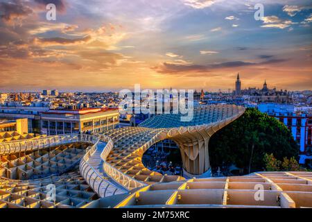 Dalla cima dell'Espacio Metropol Parasol, Setas de Sevilla, potrete ammirare le migliori vedute della città di Siviglia, Spagna. Offre un angolo unico o Foto Stock