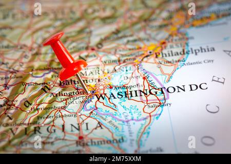 Una puntina su una mappa del Nord America che indica la posizione della capitale di Washington DC Foto Stock