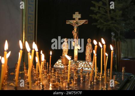 Odessa, Ucraina. 07th Jan, 2023. Un crocifisso con candele accese visto nella Cattedrale della Trasfigurazione. I credenti ortodossi celebrano il Natale. La Natività di Cristo (nella Chiesa ortodossa russa - Natività nella carne del Signore Dio e del Salvatore Gesù Cristo) è una delle principali feste cristiane, stabilite in onore della nascita nella carne di Gesù Cristo dalla Vergine Maria. Credit: SOPA Images Limited/Alamy Live News Foto Stock