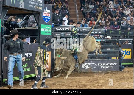 New York, New York, Stati Uniti. 6th Jan, 2023. (NUOVO) 2023 Riders toro professionisti scatenano la Bestia al Giardino. 06 gennaio 2023, New York, New York, USA: Jose Vitor Leme cavalca Pickle Moonshine durante il Professional Bull Riders 2023 scatena l'evento Beast al Madison Square Garden il 6 gennaio 2023 a New York City. Credit: M10S/TheNews2 (Credit Image: © M10S/TheNEWS2 via ZUMA Press Wire) Foto Stock