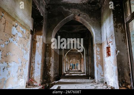 Interno di vecchia residenza storica in stile orientale dopo il fuoco. Foto Stock