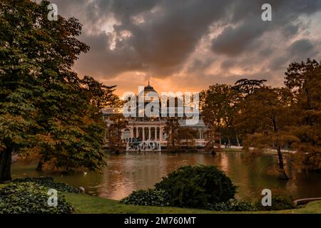 tramonto sul palazzo di cristallo con i riflessi nel lago nella città di madrid Foto Stock