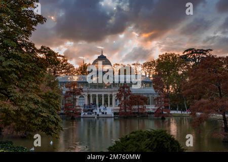 tramonto sul palazzo di cristallo con i riflessi nel lago nella città di madrid Foto Stock