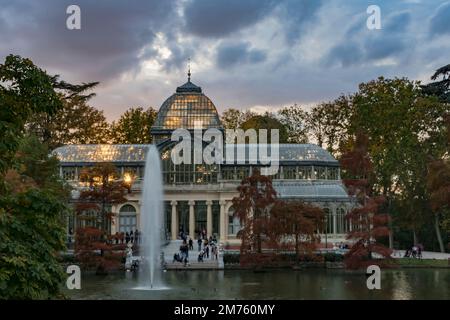 tramonto sul palazzo di cristallo con i riflessi nel lago nella città di madrid Foto Stock