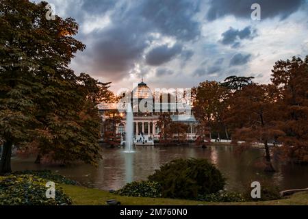 tramonto sul palazzo di cristallo con i riflessi nel lago nella città di madrid Foto Stock