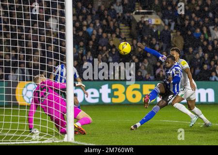 Sheffield, Regno Unito. 07th Jan, 2023. SHEFFIELD, INGHILTERRA - GENNAIO 7: Dominic Iorfa of Sheffield Mercoledì libera la palla durante la partita di fa Cup tra Sheffield Mercoledì e Newcastle United a Hillsborough il 7 Gennaio 2023 a Sheffield, Regno Unito. (Foto di Richard Callis/SPP) (Foto: Richard Callis/Sports Press Photo/C - SCADENZA UN'ORA - ATTIVA FTP SOLO SE LE IMMAGINI HANNO MENO DI UN'ORA - Alamy) Credit: SPP Sport Press Photo. /Alamy Live News Foto Stock