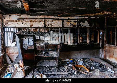 Interni bruciati dell'ospedale. Fuoco o guerra conseguenze concetto. Foto Stock
