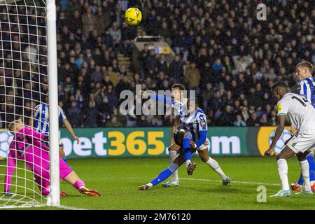 Sheffield, Regno Unito. 07th Jan, 2023. SHEFFIELD, INGHILTERRA - GENNAIO 7: Dominic Iorfa of Sheffield Mercoledì libera la palla durante la partita di fa Cup tra Sheffield Mercoledì e Newcastle United a Hillsborough il 7 Gennaio 2023 a Sheffield, Regno Unito. (Foto di Richard Callis/SPP) (Foto: Richard Callis/Sports Press Photo/C - SCADENZA UN'ORA - ATTIVA FTP SOLO SE LE IMMAGINI HANNO MENO DI UN'ORA - Alamy) Credit: SPP Sport Press Photo. /Alamy Live News Foto Stock