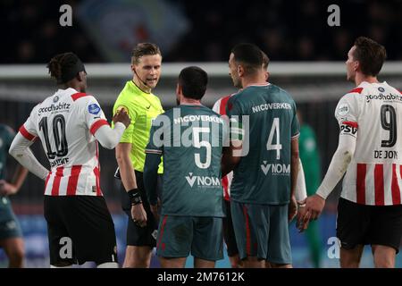 EINDHOVEN - (lr) Noni Madueke del PSV Eindhoven, arbitro Sander van der Eijk, Michael Concalves Pinto di Sparta Rotterdam, Adel Auassar di Sparta Rotterdam, Luuk de Jong del PSV Eindhoven durante la partita di campionato olandese tra PSV Eindhoven e Sparta Rotterdam allo stadio Phillips il 7 gennaio, 2023 a Eindhoven, Paesi Bassi. ANP JEROEN PUTMANS Foto Stock