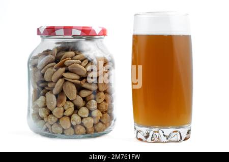 Birra con mandorle e nocciole. Foto Stock