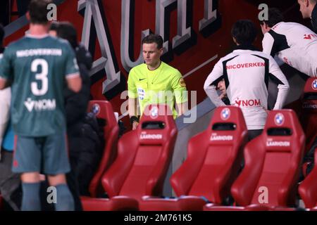 EINDHOVEN - Referee Sander van der Eijk durante la partita di campionato olandese tra il PSV Eindhoven e la Sparta Rotterdam allo stadio Phillips il 7 gennaio 2023 a Eindhoven, Paesi Bassi. ANP JEROEN PUTMANS Foto Stock