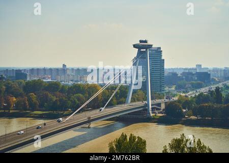 Slovacchia, Bratislava - 8 ottobre 2022: Vista dall'alto del Ponte della rivolta Nazionale Slovacca e del Danubio Foto Stock