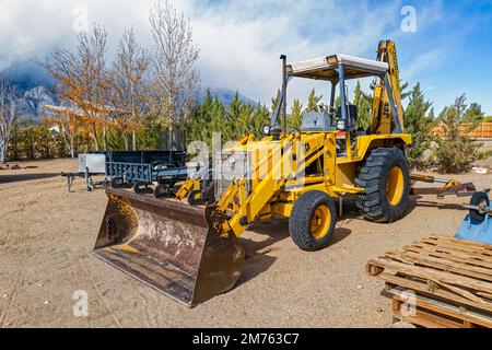 Una terna JCB parcheggiata a Bishop, California, USA Foto Stock