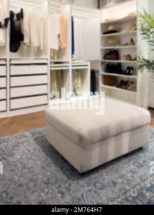 Sfondo sfocato dell'armadio della camera da letto con luce Bokeh. Foto Stock