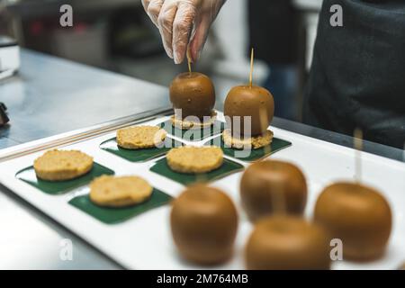 Prodotti da forno rotondi - processo di decorazione. Piccola panetteria. Primo piano. Foto di alta qualità Foto Stock