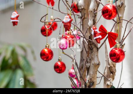 Ornamenti di Natale su un albero all'aperto a Rio de Janeiro. Foto Stock