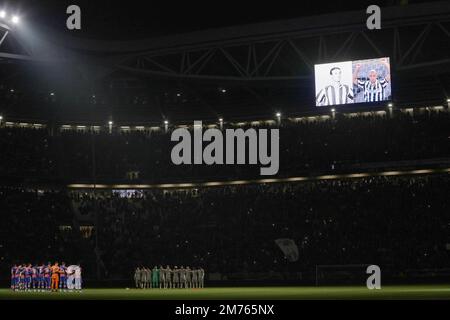 Torino, Italia. 7th Jan, 2023. Le immagini dell'ex difensore italiano della Juventus Ernesto Castano e dell'ex giocatore cremonese, della Juventus, della Sampdoria, del Chelsea e dell'Italia Gianluca Vialli sono proiettate sullo schermo dello stadio mentre un minuto di silenzio si svolge dopo le loro recenti morti, prima della serie A allo stadio Allianz di Torino. Il credito per le immagini dovrebbe essere: Jonathan Moskrop/Sportimage Credit: Sportimage/Alamy Live News Foto Stock