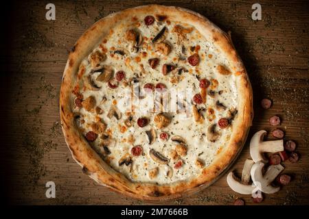 deliziosa pizza di pollo con salsicce e funghi. vista dall'alto Foto Stock