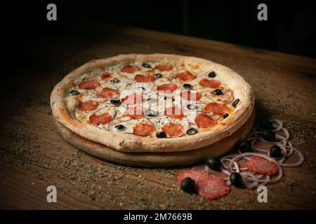 deliziosa pizza con salsicce, olive e cipolle. Foto Stock