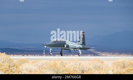Un Talon T-38 assegnato alla 412th Test Wing, decade dalla base dell'aeronautica militare di Edwards, California, 4 gennaio 2023. (Foto dell'aeronautica di Giancarlo Casem) Foto Stock