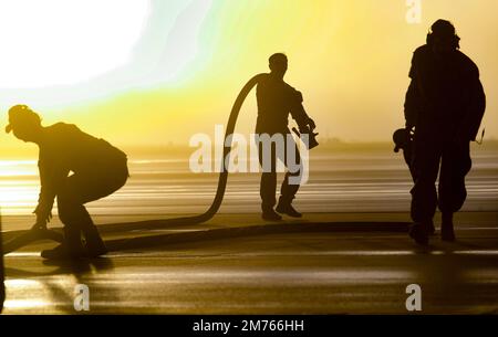 Gli aerei assegnati alla 437th Airlift Wing trasportano un tubo del combustibile a un C-17 Globemaster III prima del decollo sulla base congiunta Charleston, South Carolina, 5 gennaio 2023. Questo esercizio di generazione di missioni ha dato il via a Mobility Guardian 23 e ha coinvolto il lancio di 24 C-17s per il più grande volo di formazione show-of-force mai realizzato sul porto di Charleston. Dopo il sorvolo, la formazione si è dispersa per affinare i concetti agili di lotta contro l'occupazione che sfruttano la mobilità rapida per massimizzare la letalità. (STATI UNITI Foto Air Force di Tech. Michael Cossaboom) Foto Stock