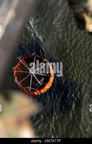 NEGLI STATI UNITI Militare Soldato di Bravo Company, 2/147th Battaglione di elicottero d'assalto, controlla il movimento di un secchio d'acqua mentre viene sollevato dall'aereo durante l'addestramento al Wendell H. Ford Regional Training Center di Greenville, Ky., 19 luglio 2021. L'addestramento fornisce ai piloti l'esperienza di volare con peso aggiuntivo e di perderlo rapidamente, garantendo operazioni di volo sicure ed efficienti durante le missioni antincendio. (STATI UNITI Foto della Guardia Nazionale militare di SPC. Danielle Sturgill) Foto Stock