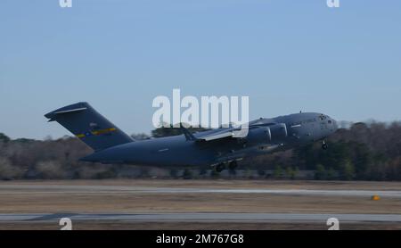 STATI UNITI Air Force C-17 Globemaster III piloti della 437th Airlift Wing decolgono durante un esercizio di generazione di missione presso la Joint base Charleston, South Carolina, 5 gennaio 2023. Gli airmen hanno progettato l'esercitazione per forzare le operazioni, la manutenzione e il personale di supporto dalle unità attive di servizio, di guardia, di riserva e di sorella, per risolvere un insieme complesso di problema e per elevare la letalità. (STATI UNITI Foto Air Force di staff Sgt. Dawn M. Weber) Foto Stock