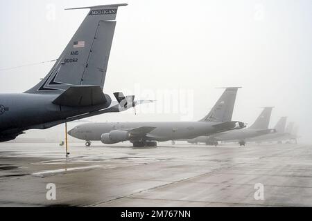 Una linea di Stratotankers KC-135 del 127th Air Refueling Group, Selfridge Air National Guard base, Michigan, è pronta sul campo d'aviazione come una fitta nebbia rotola in, 4 gennaio 2023. (STATI UNITI Foto della Guardia Nazionale aerea di David Kujawa) Foto Stock