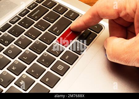 Tastiera del computer con tasto rosso per il blocco del malware Foto Stock