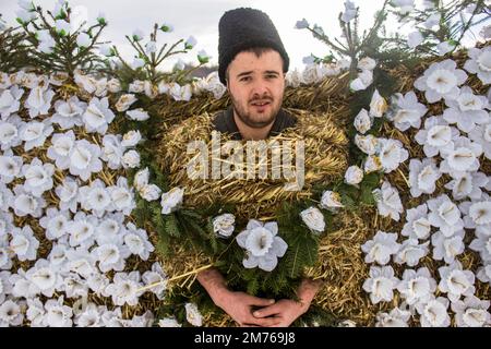 Krasnoilsk, Ucraina - 13 gennaio 2017: Un costume unico di un orso rumeno per la celebrazione di Malanka. È un'antica vacanza popolare Ucraina che unisce Foto Stock