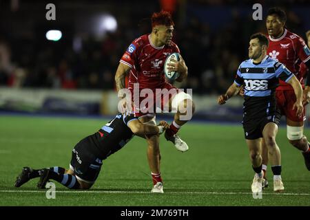 Cardiff, Regno Unito. 07th Jan, 2023. Vaea Fifita di Scarlets fa una pausa. United Rugby Championship, Cardiff Rugby v Scarlets al BT Sport Cardiff Arms Park di Cardiff, Galles, sabato 7th gennaio 2023. pic di Andrew Orchard/Andrew Orchard sports photography/Alamy Live news Credit: Andrew Orchard sports photography/Alamy Live News Foto Stock