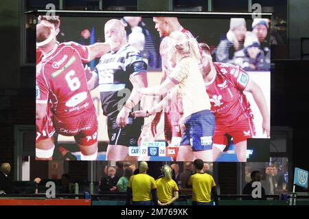 Cardiff, Regno Unito. 07th Jan, 2023. Arbitro Joy Neville e assistenti rivedere un incidente. United Rugby Championship, Cardiff Rugby v Scarlets al BT Sport Cardiff Arms Park di Cardiff, Galles, sabato 7th gennaio 2023. pic di Andrew Orchard/Andrew Orchard sports photography/Alamy Live news Credit: Andrew Orchard sports photography/Alamy Live News Foto Stock