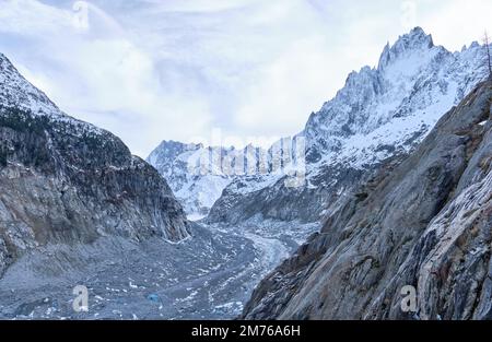 Bella vista panoramica del vecchio ghiacciaio, Mer de Glace, dal massiccio del Monte Bianco nelle Alpi francesi montagne in autunno Foto Stock
