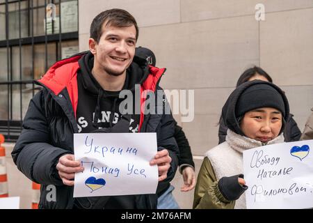 New York, Stati Uniti. 07th Jan, 2023. I nativi della regione russa di Buryatia protestano di fronte al Consolato generale russo a New York il 7 gennaio 2023 contro l'arresto dell'attivista e giornalista Natalia Filonova. (Foto di Lev Radin/Sipa USA) Credit: Sipa USA/Alamy Live News Foto Stock